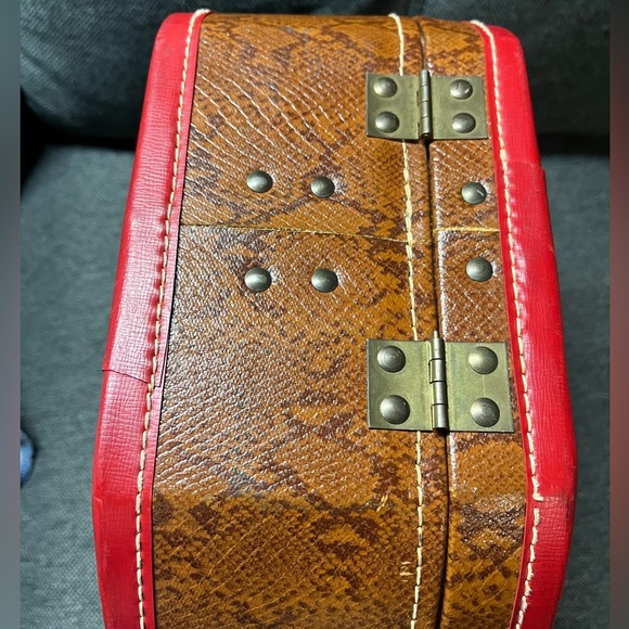 Vintage Leather Hat Box/Suitcase With Handle and Clasps - Picture 7 of 13